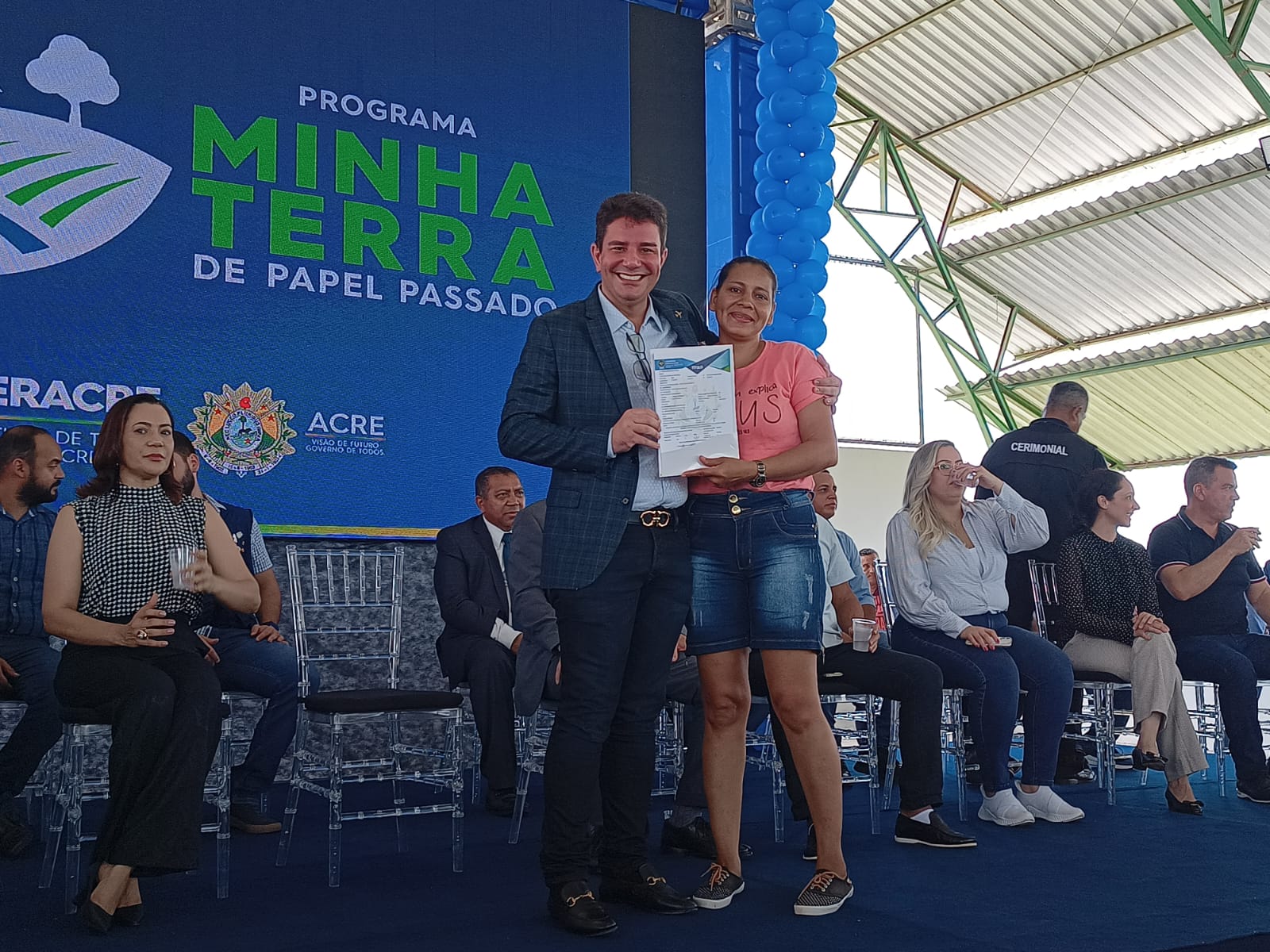 Em solenidade no bairro Montanhês, Gladson entrega mais de 600 títulos definitivos